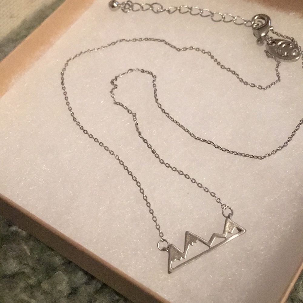 Silver mountain top necklace 17”